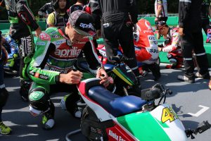 MotoGPライダーたちはレース後に各々のマシンにサインをした