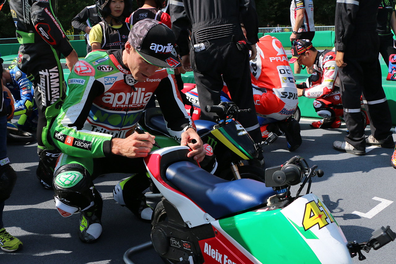 MotoGPライダーたちはレース後に各々のマシンにサインをした