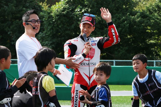 最後に集まったファンに挨拶をする中上貴晶