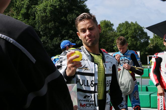 微妙なグリッドに苦い顔をするアルバロ・バウティスタ