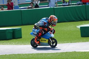 ホールショットを決めトップを走るティト・ラバット