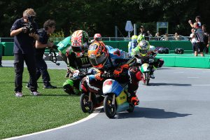 ティト・ラバットのインに入り込もうとするヨハン・ザルコ