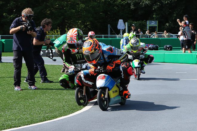 ティト・ラバットのインに入り込もうとするヨハン・ザルコ