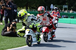 アルバロ・バウティスタの後ろにピタリとつける中上貴晶