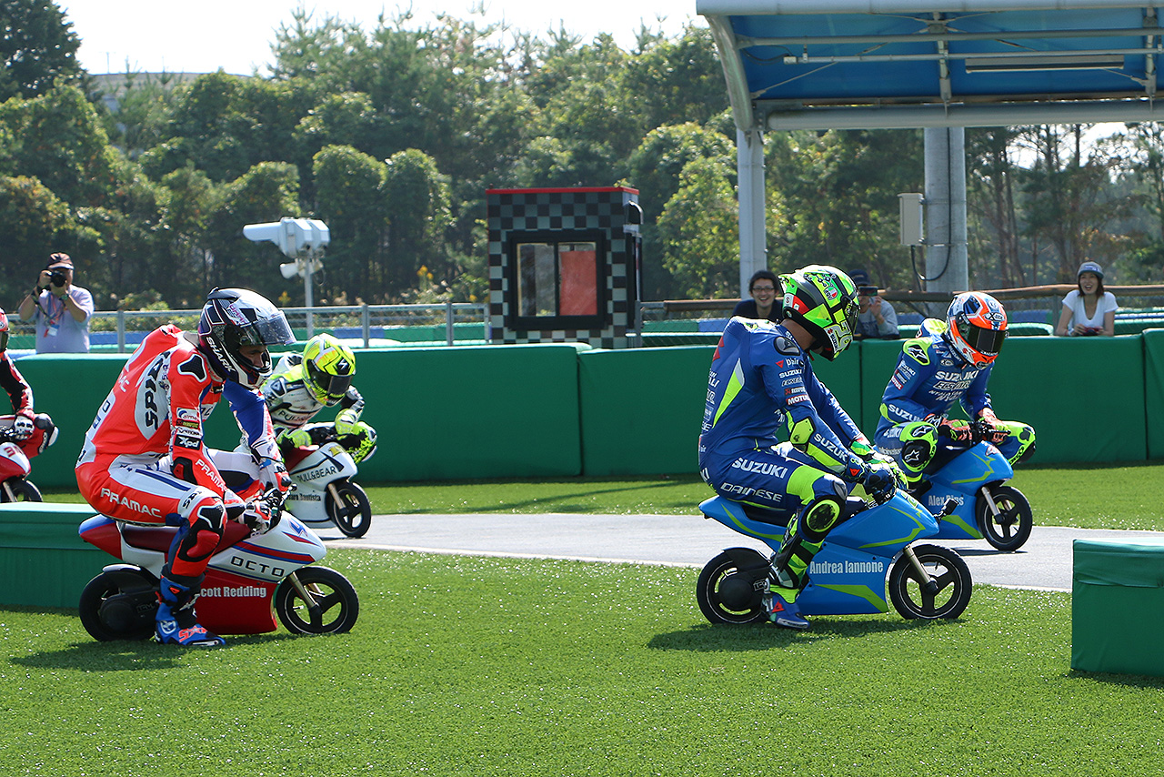 ショートカットするアンドレア・イアンノーネとスコット・レディング