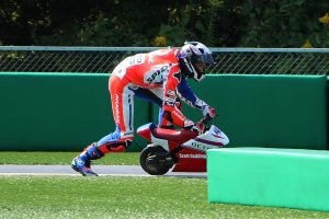 モトレーサーをキックボートのように扱うスコット・レディング