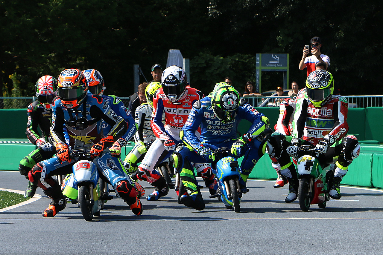 レースのスタートシーン