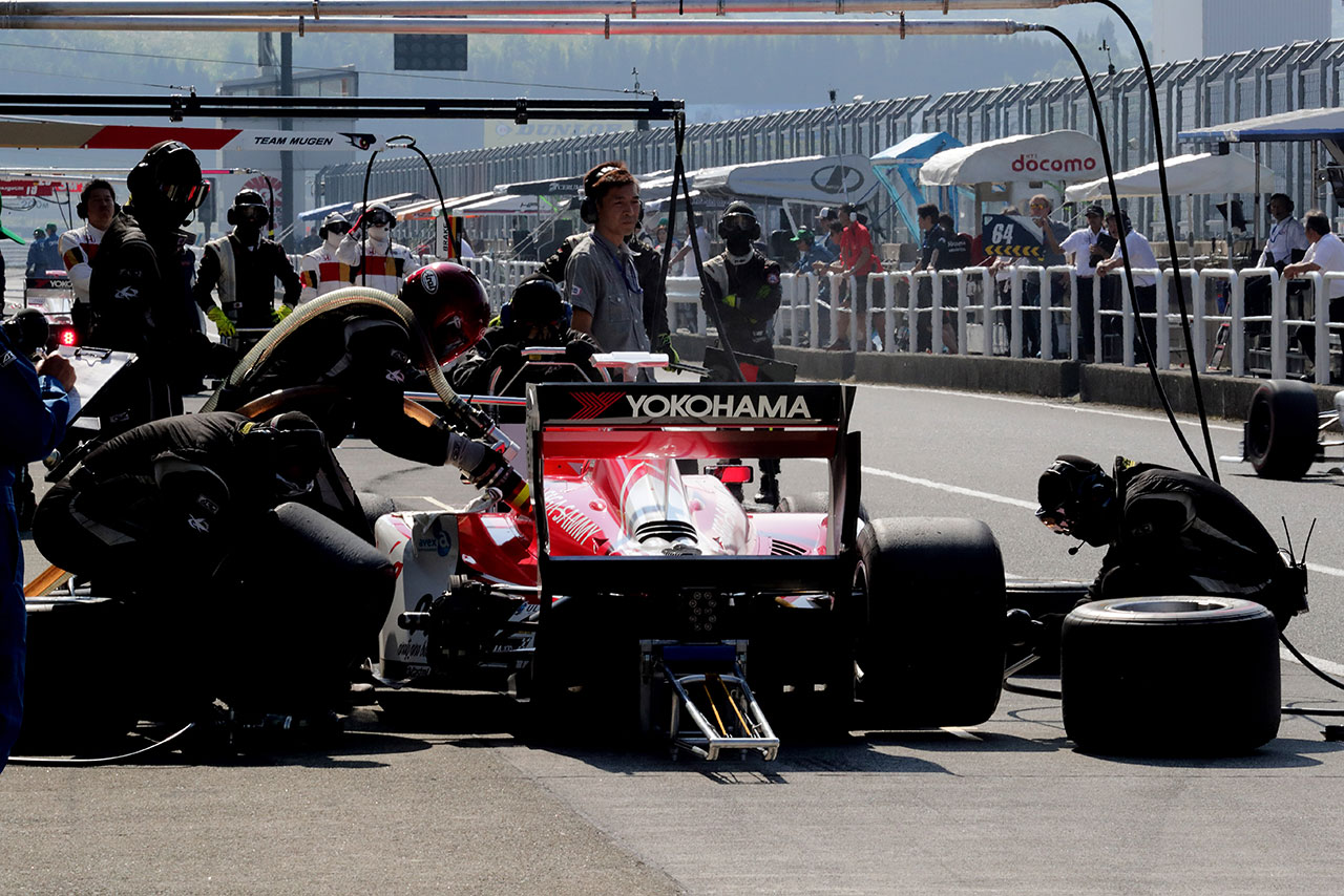 スーパーフォーミュラ最終戦のレース2では、10終了時点からタイヤ交換義務を消化できることになった