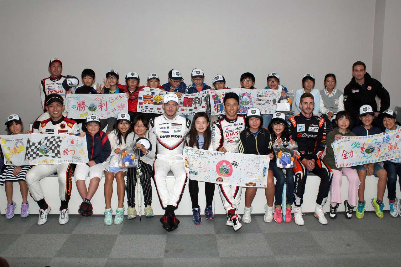 地元の小学生たちと一緒に記念撮影を行なった。