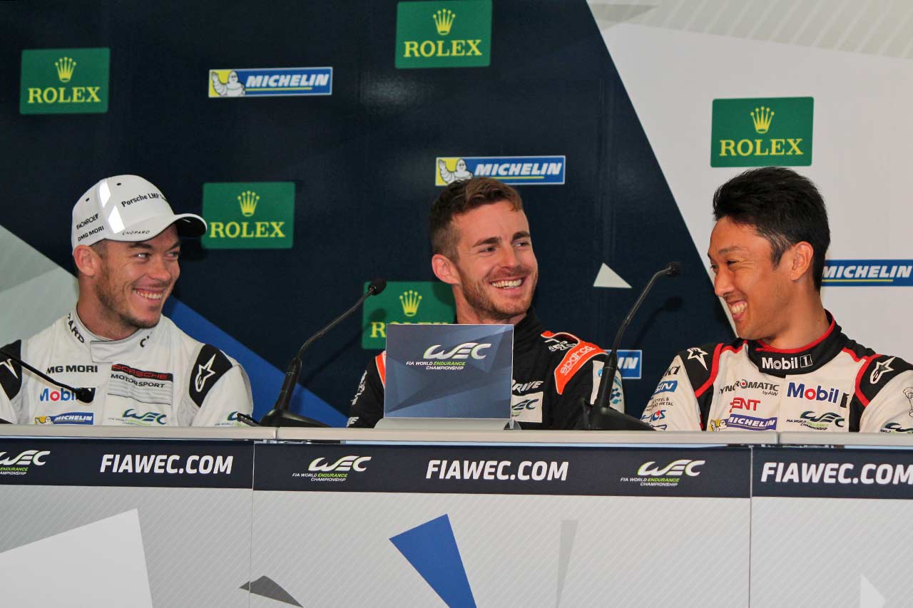 談笑する中嶋一貴とジェームス・ロシター、アンドレ・ロッテラー