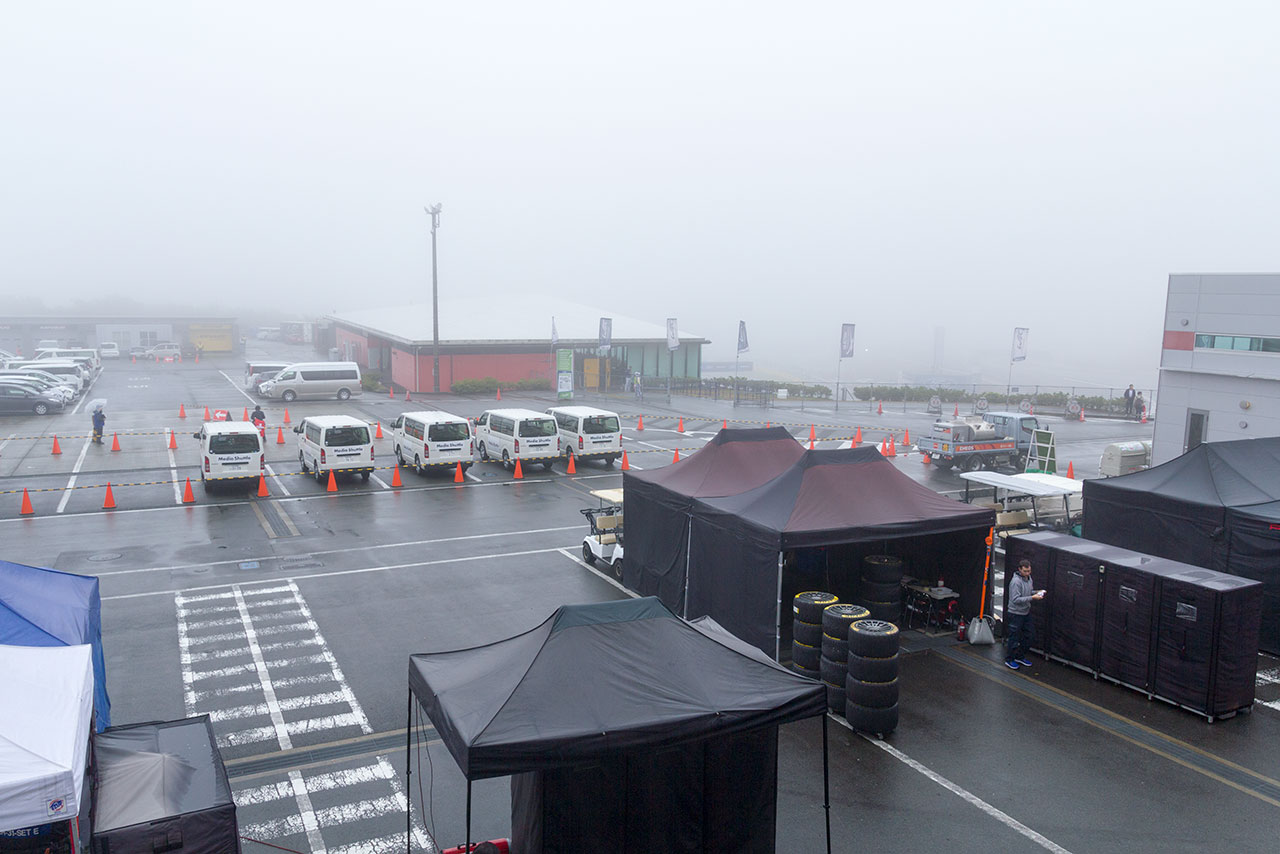 予選日となる14日早朝、霧に包まれた富士スピードウェイ