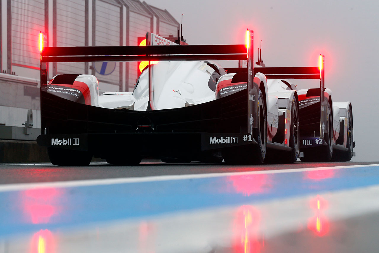 霧が立ち込めるなか、予選セッションは行われた