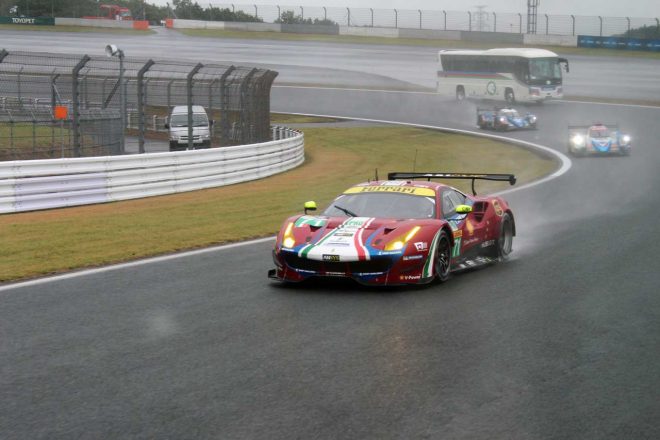 トヨペット100Rを立ち上がってくるAFコルセの71号車フェラーリ488 GTE