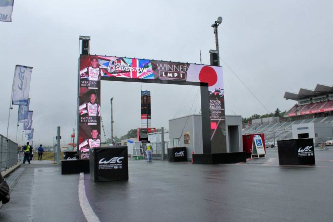 さまざまなインフォーメションが表示可能なパドックゲート