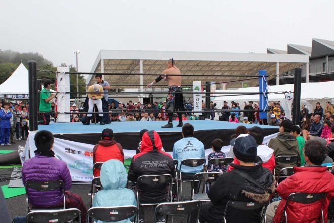 森のプロレスの一コマ。屈強なレスラーの相手は杖をついたお爺ちゃん!?