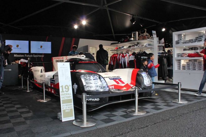 ポルシェ919ハイブリッドの2017年ル・マン仕様をディスプレイするポルシェブース