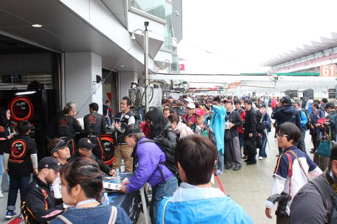 クリアウォーター・レーシングのピットではオートグラフセッション終了後も長蛇の列が続いた。