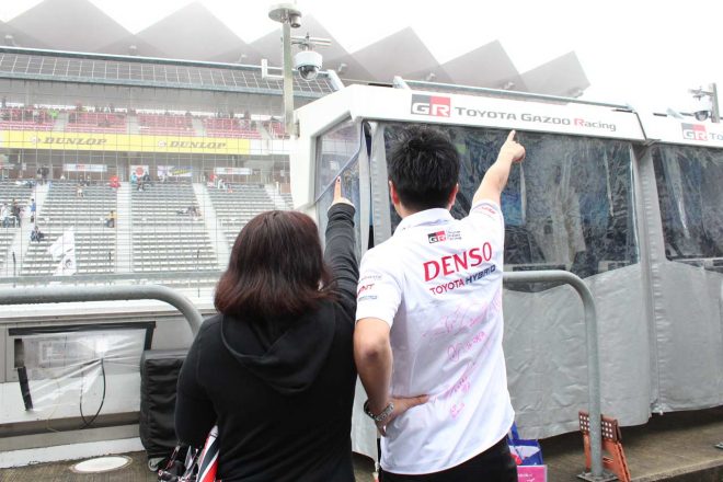 ファンと一緒に桃ポーズ