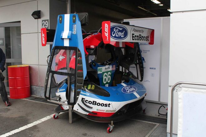 66号車と67号車のフロントカウル、リヤカウル、リヤハッチが一組にされている。