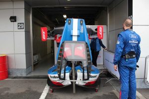 変形ロボのようなカタチに組まれたフォードGTのカウル