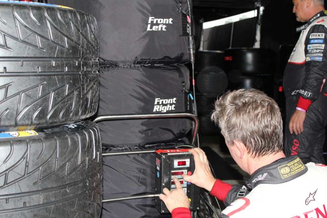 タイヤウォーマーの設定温度を調整するトヨタのチームスタッフ。