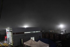 富士の夜空は霧に覆われ、1000発の花火は音しか確認できなかった。