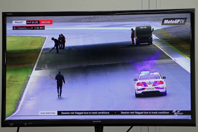 コース上ではオイルの清掃作業が行われている