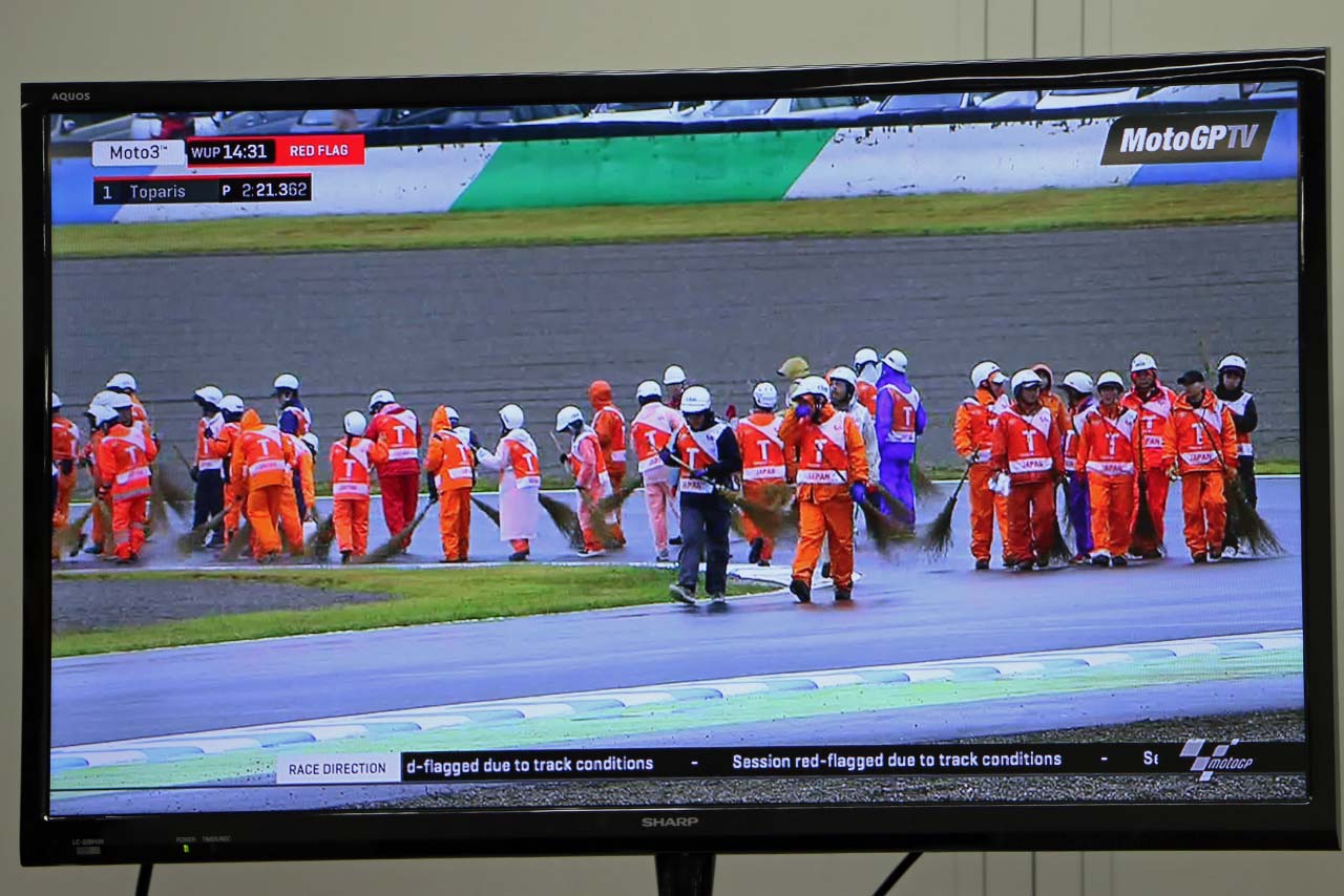 コース上ではオイルの清掃作業が行われている