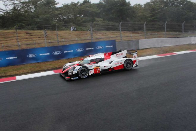 バスの横を駆け抜ける7号車トヨタTS050ハイブリッド
