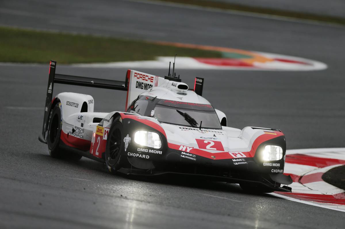 スタートからリードを守る2号車ポルシェ919ハイブリッド