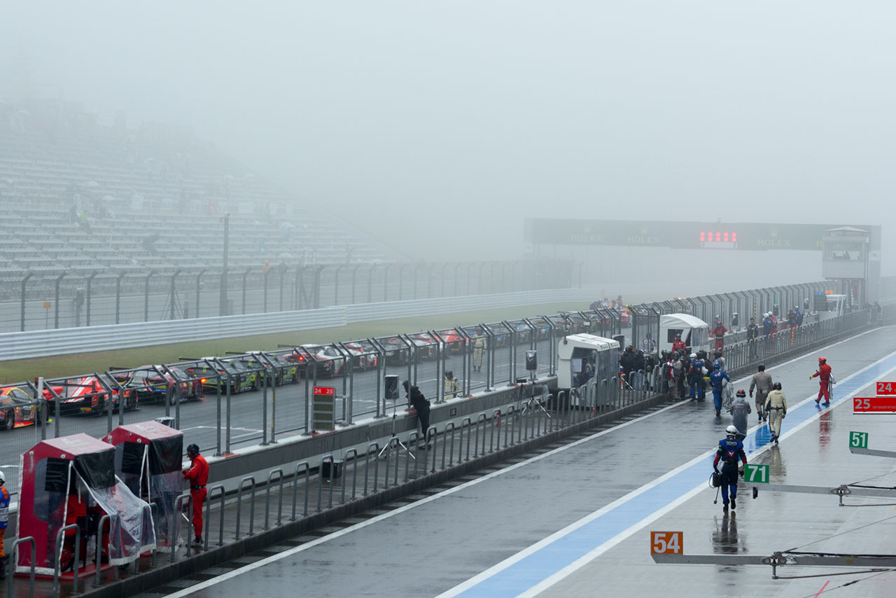 決勝スタートから1時間18分後の12時18分、コースが霧に包まれたため、レースは赤旗中断となっている