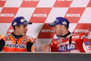 会見中に話をするアンドレア・ドビジオーゾとマルク・マルケス