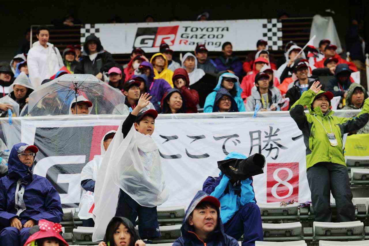 雨のなか多くのファンがトヨタチームに声援を送った