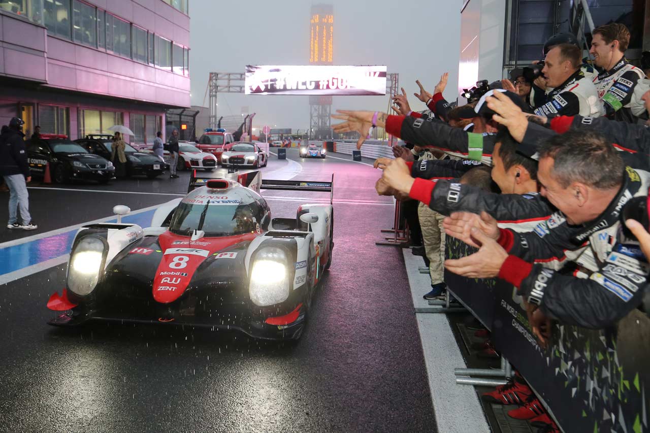 パルクフェルメへ向かう8号車トヨタTS050ハイブリッド