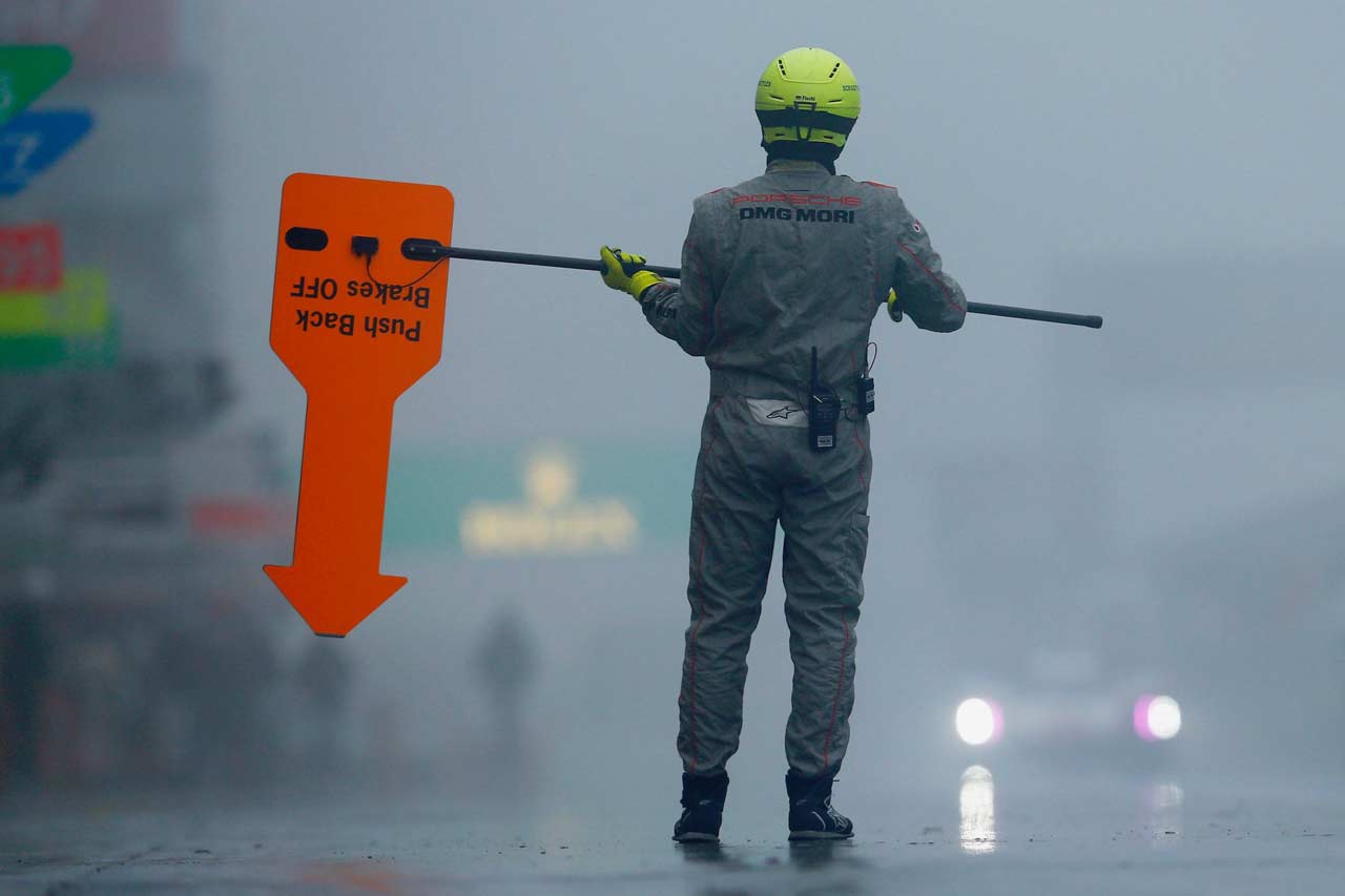 富士スピードウェイのホームストレートはたびたび濃霧に覆われて視界不良に。