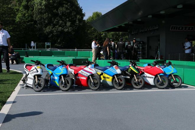 MotoGPマシンのデザインをまとったEVバイク『モトレーサー』