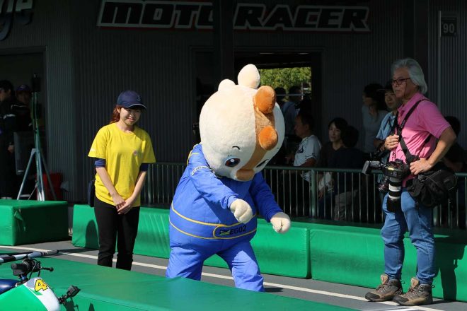 イベントにはコチラも登場。モトレーサーに乗るイメージトレーニング中