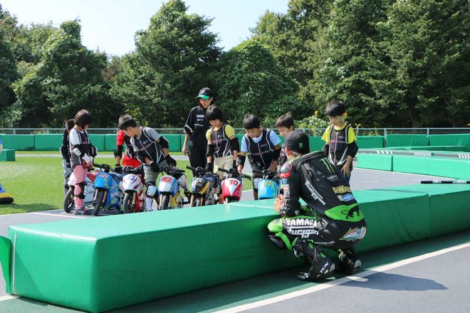 参戦する子供たちを見つめるヨハン・ザルコ。早くも未来のライバルに注目か！？