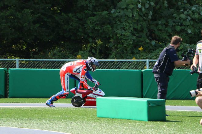 体の大きいスコット・レディングは、モトレーサーをキックボードのように蹴って加速！