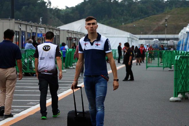 険しい表情のロリス・バズ。来年の去就について思案中？