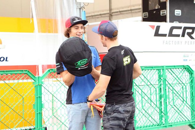 談笑するレミー・ガードナー（Moto2クラス参戦中。ワイン・ガードナーの息子）の姿も