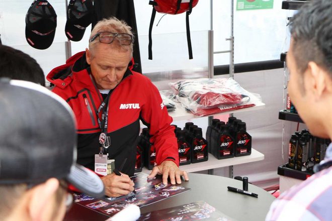 MOTULブースではケビン・シュワンツのサイン会を開催