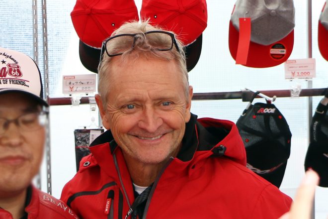 シュワンツとツーショットするファンの姿も