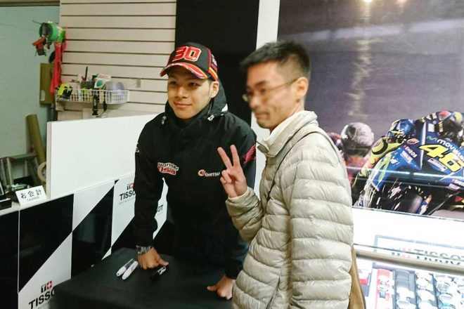 JTBのMotoGPツアー客向け中上貴晶サイン会。中上にとっても、一年に一度、たくさんの日本のファンと触れ合える大事な機会