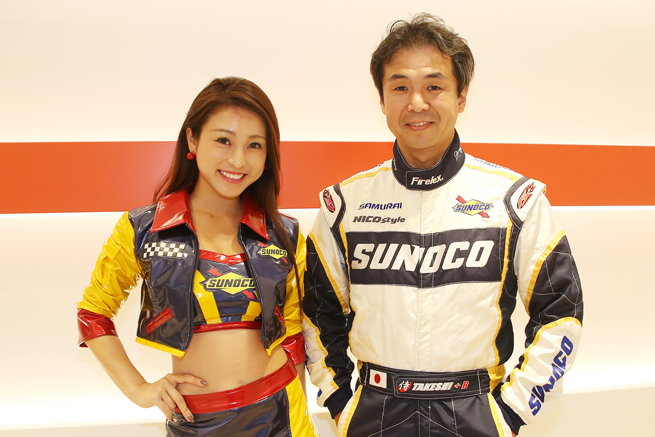 オートスポーツweb編集部を訪れた土屋武士監督とSUNOCOイメージガールの柚月めいさん