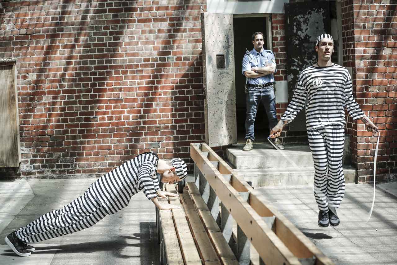 旧メルボルン監獄に入っているアレックス・リンスとジャック・ミラー