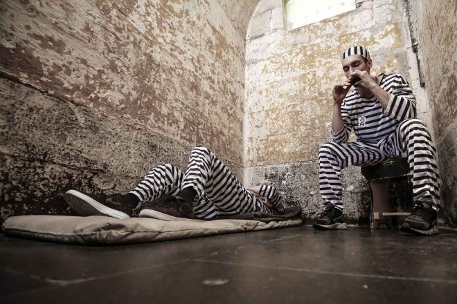 獄中のアレックス・リンスとジャック・ミラー