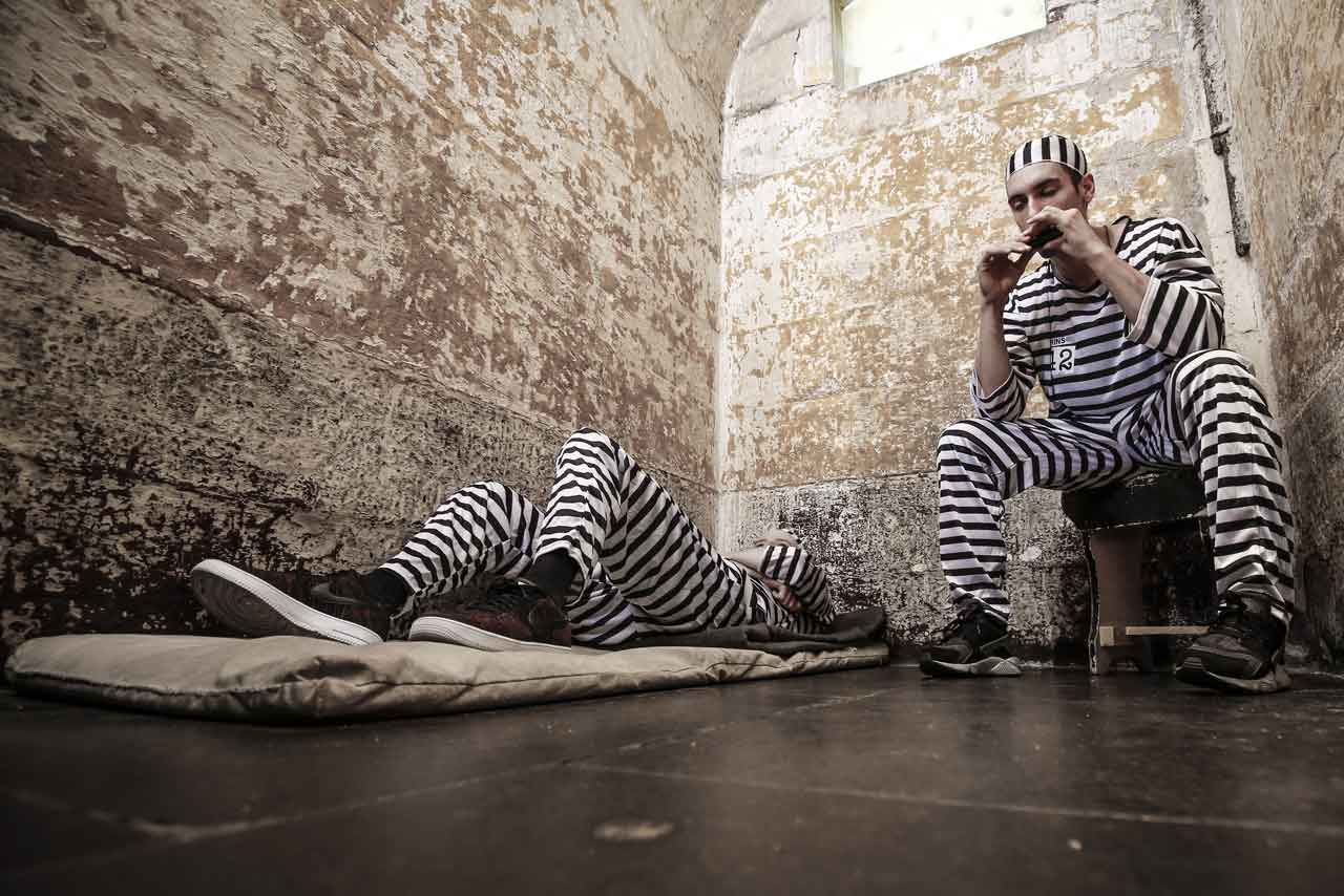 獄中のアレックス・リンスとジャック・ミラー