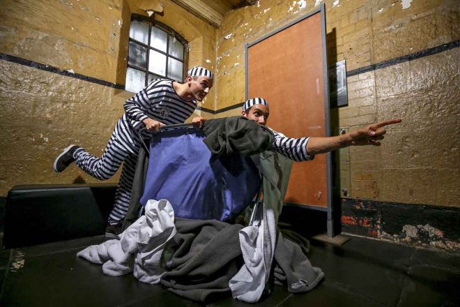 脱走を図るアレックス・リンスとジャック・ミラー