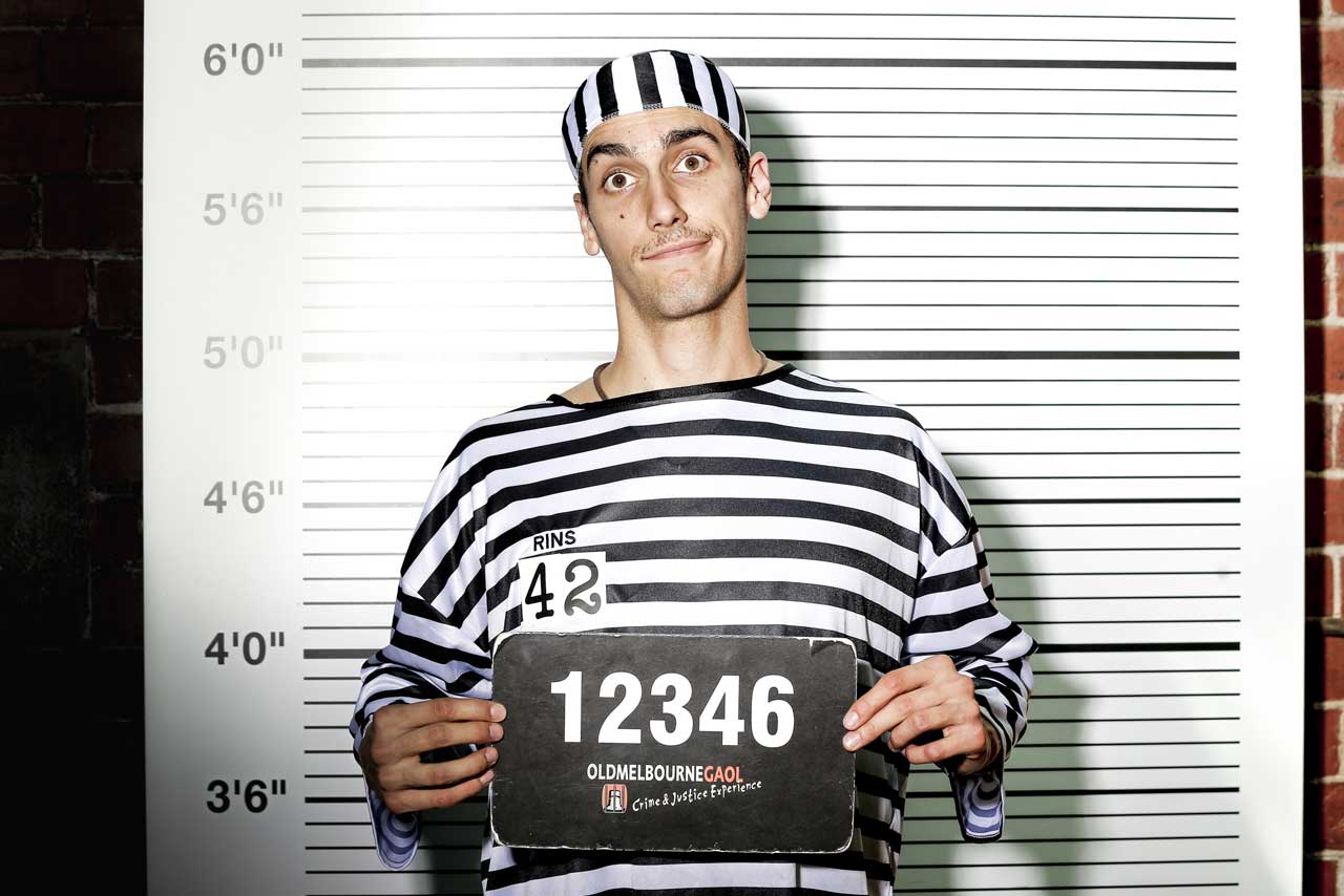 囚人となったアレックス・リンス